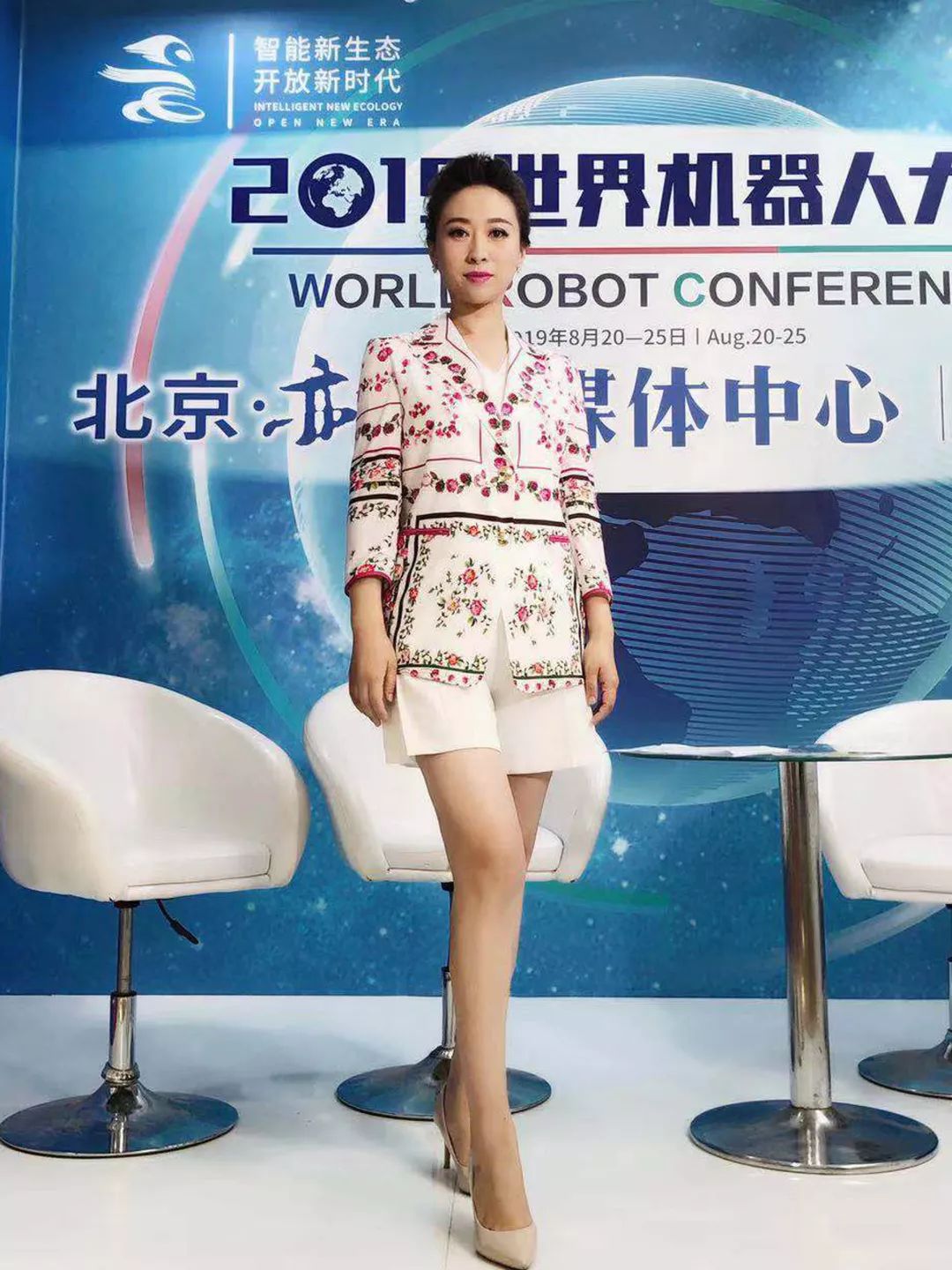 她独有的魅力和气质，展示自己的风采(图4)